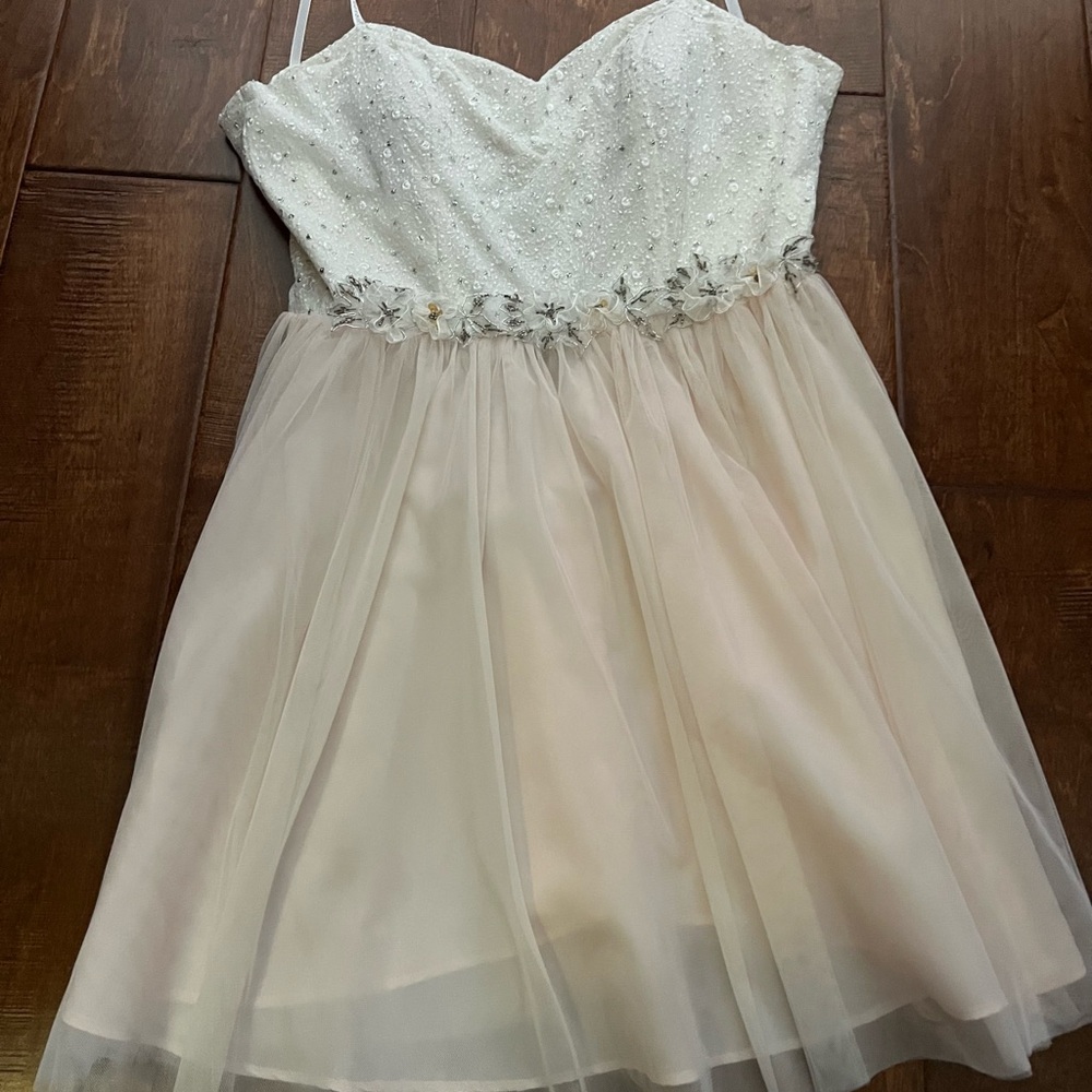 ELEGANT WHITE AND CREAM WOMENS DRESS
